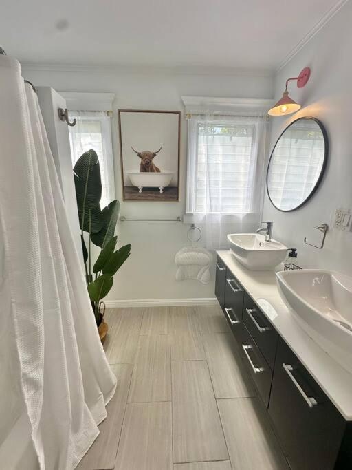 Holiday home Angeles Charming Big House, King Bed, Parking, Ev *