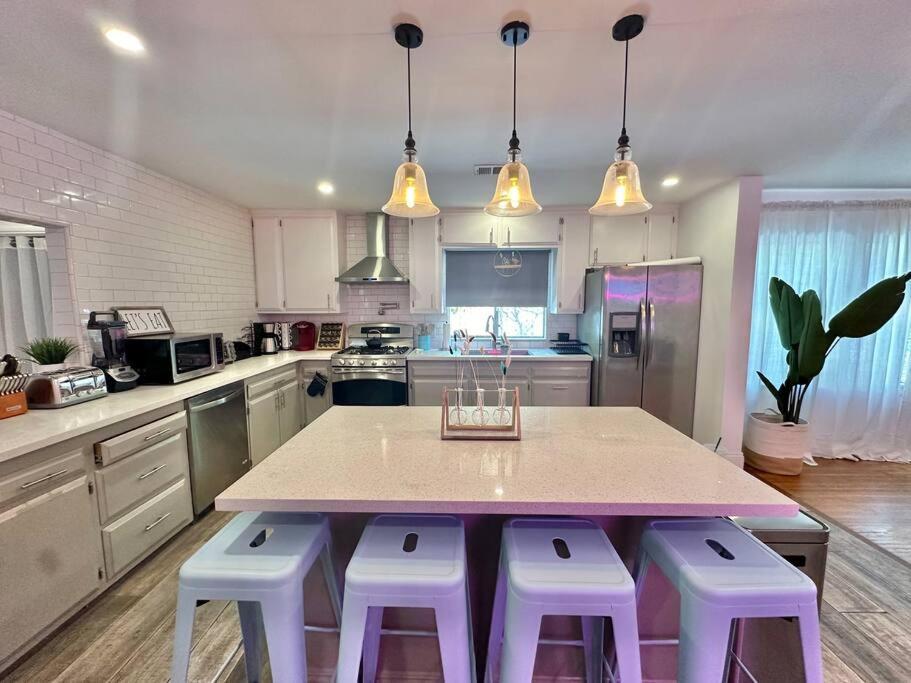 Angeles Charming Big House, King Bed, Parking, Ev *